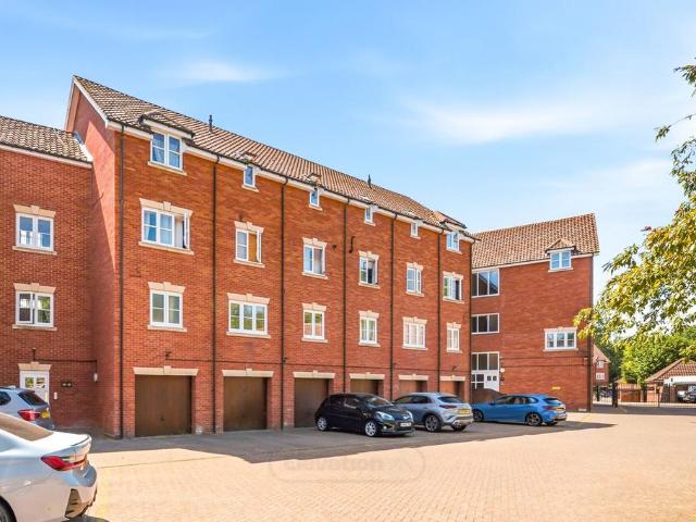 3 bedroom flat for sale