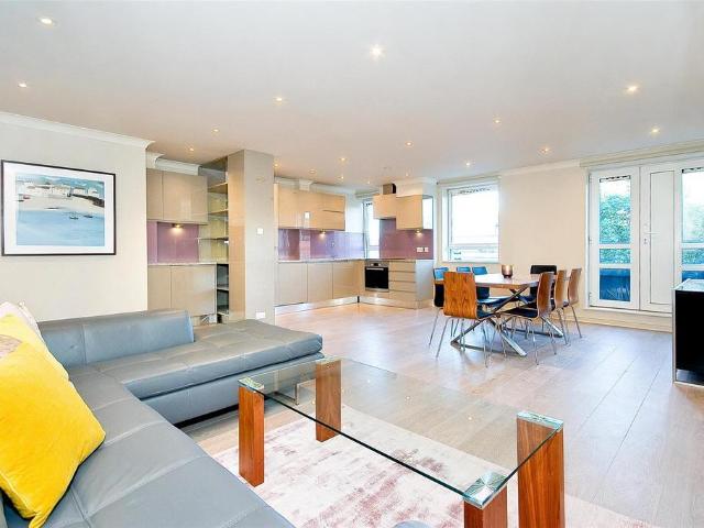 3 bedroom flat for sale