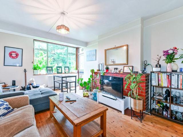 3 bedroom flat for sale