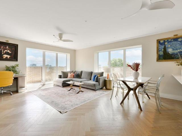 3 bedroom flat for sale