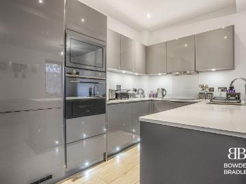 3 bedroom flat for sale