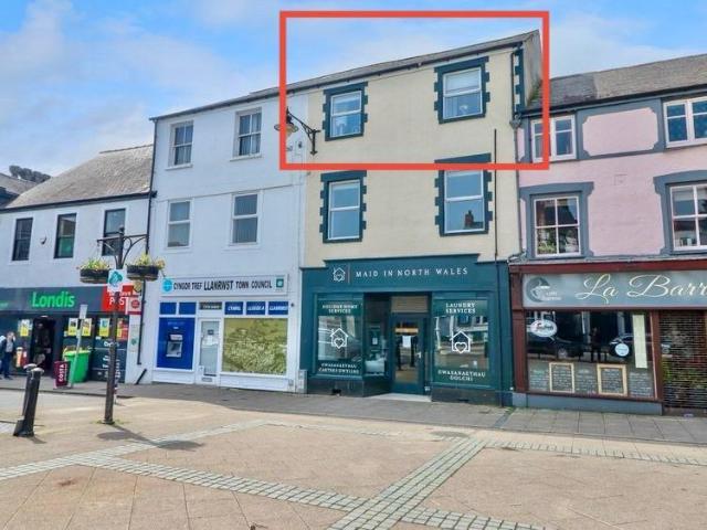 3 bedroom flat for sale