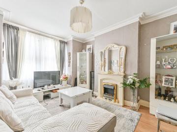 3 bedroom flat for sale