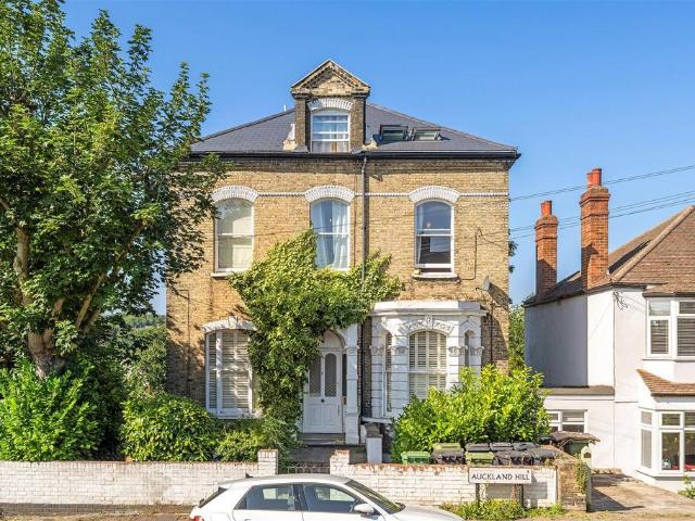 3 bedroom flat for sale