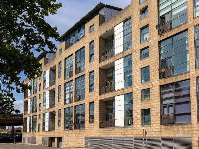 3 bedroom flat for sale