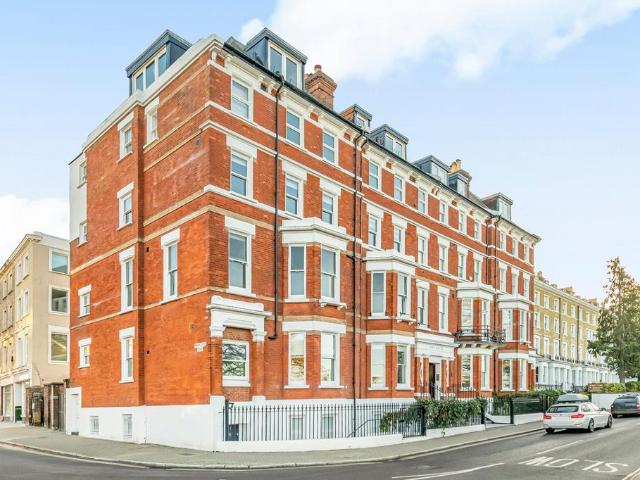 3 bedroom flat for sale