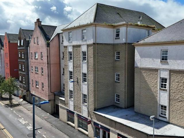 3 bedroom flat for sale