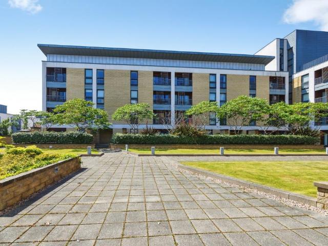 3 bedroom flat for sale
