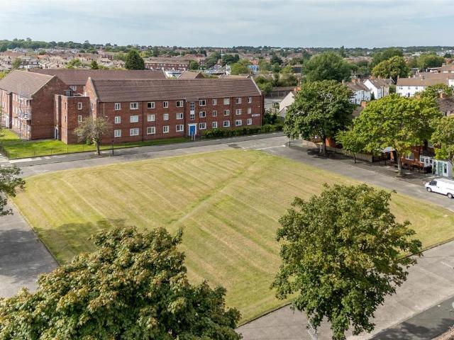 3 bedroom flat for sale