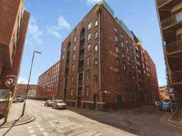 3 bedroom flat for sale