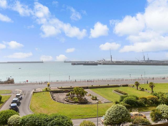3 bedroom flat for sale