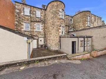 3 bedroom flat for sale