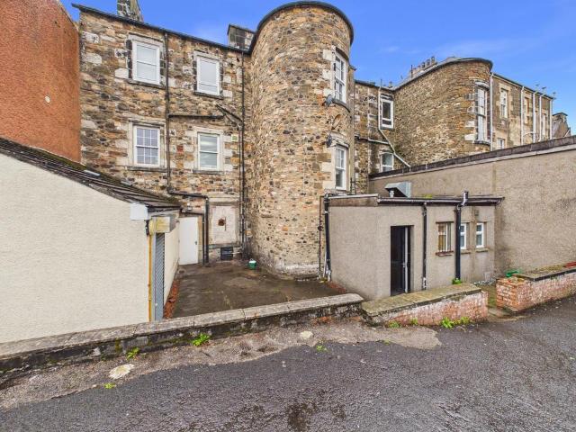 3 bedroom flat for sale