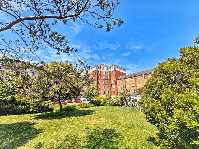 3 bedroom flat for sale