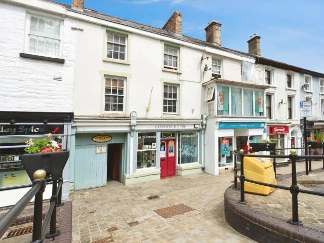 3 bedroom flat for sale