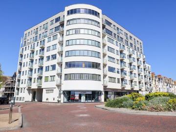 3 bedroom flat for sale