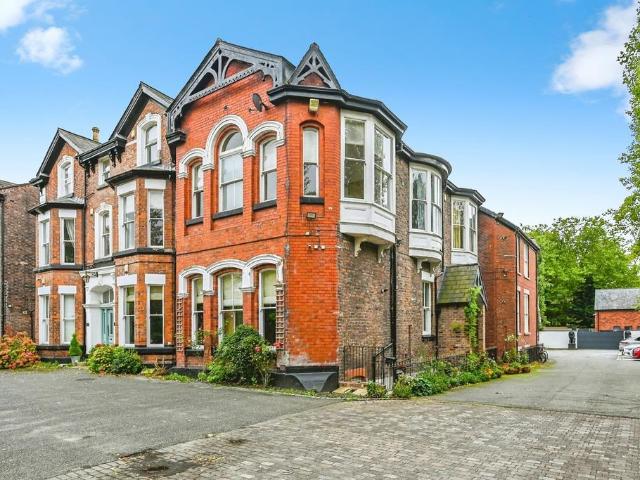 3 bedroom flat for sale
