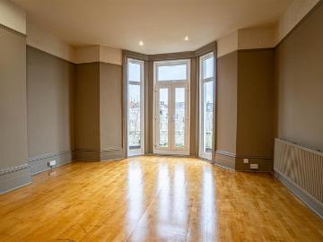 3 bedroom flat for sale