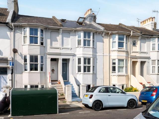 3 bedroom flat for sale