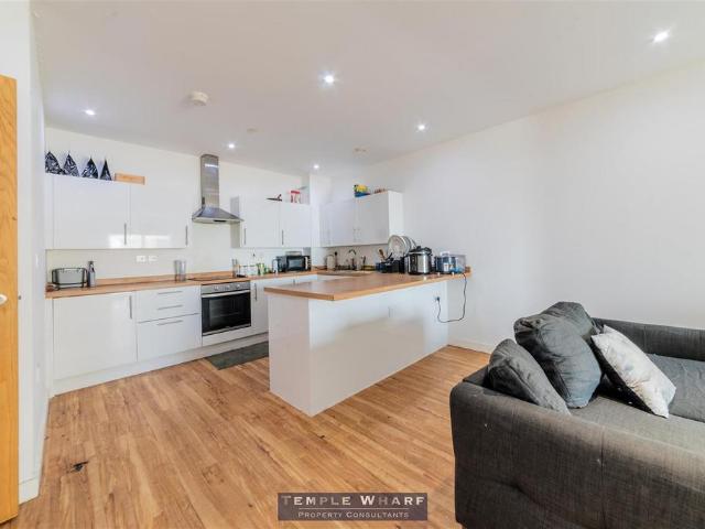 3 bedroom flat for sale