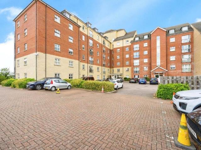 3 bedroom flat for sale
