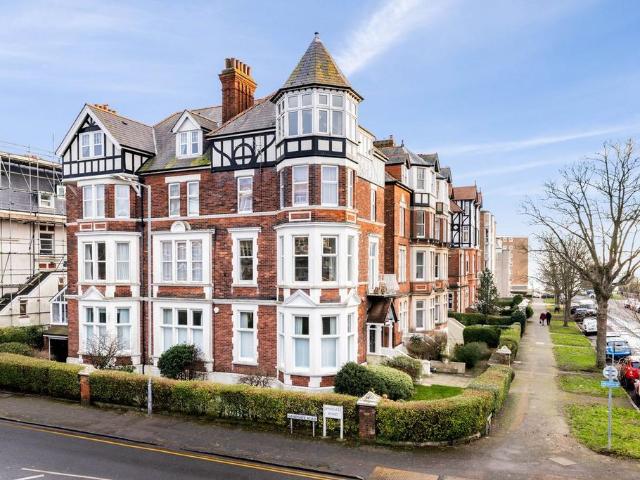 3 bedroom flat for sale