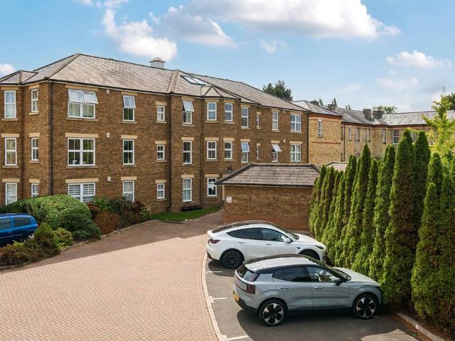 3 bedroom flat for sale