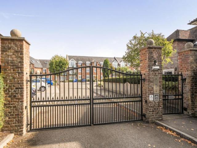 3 bedroom flat for sale