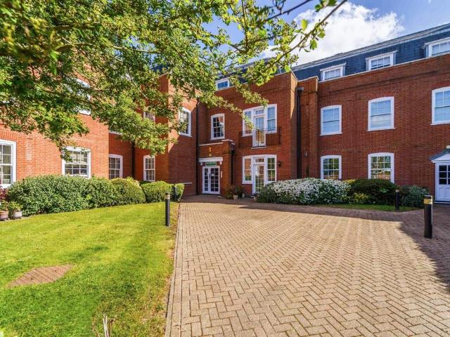 3 bedroom flat for sale