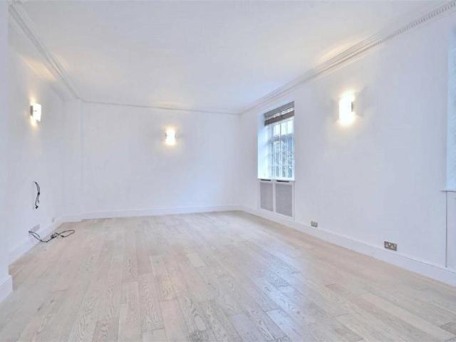 3 bedroom flat for sale