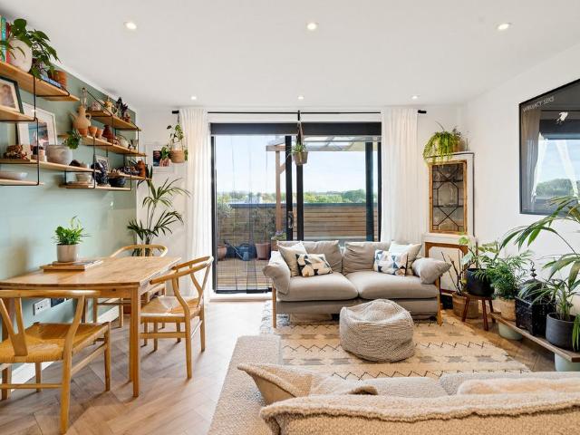 3 bedroom flat for sale