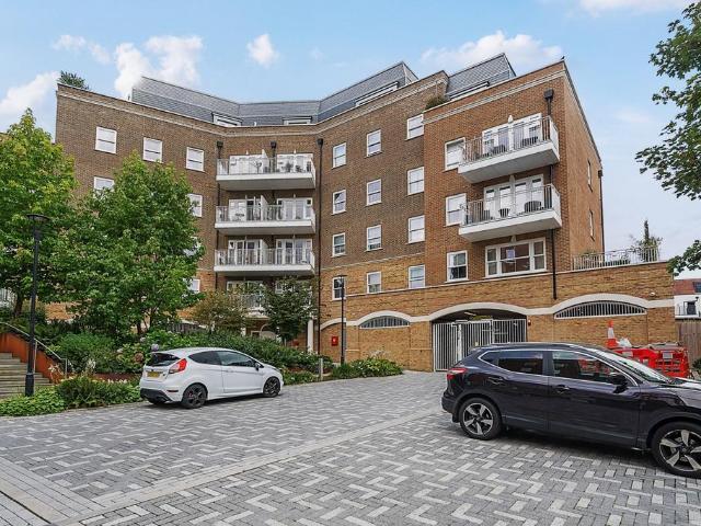 3 bedroom flat for sale