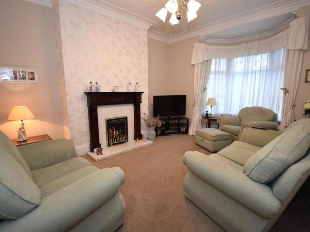 3 bedroom flat for sale