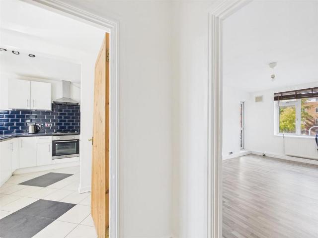 3 bedroom flat for sale