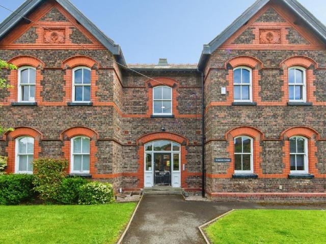 3 bedroom flat for sale