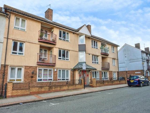 3 bedroom flat for sale