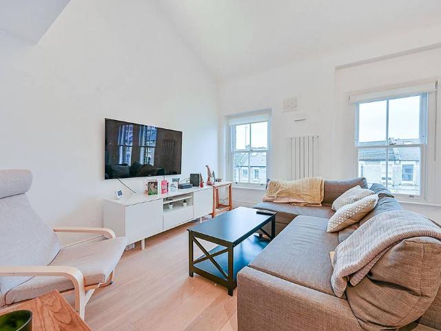 3 bedroom flat for sale