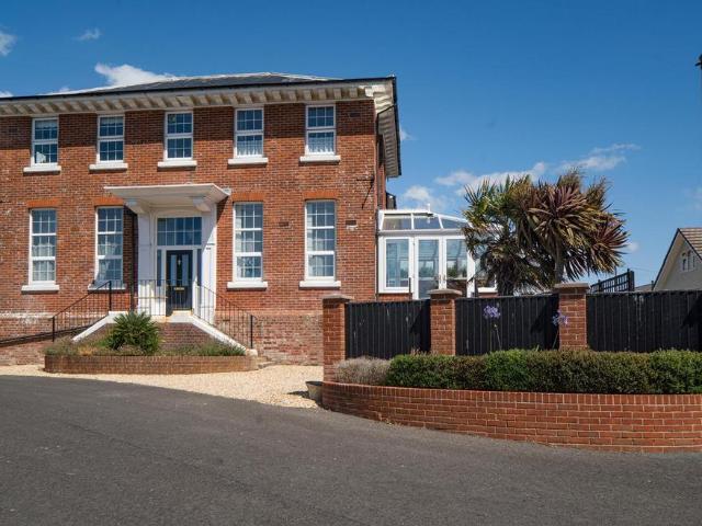 3 bedroom flat for sale