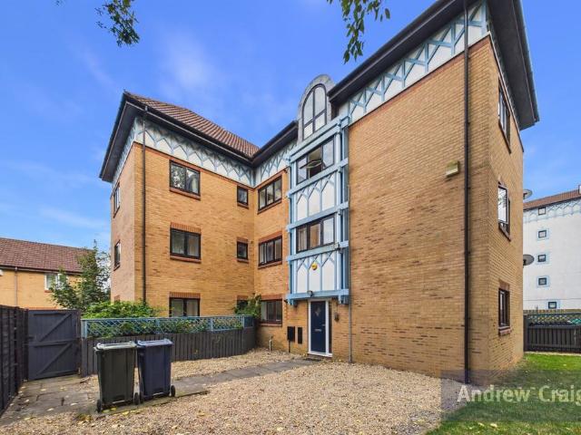3 bedroom flat for sale