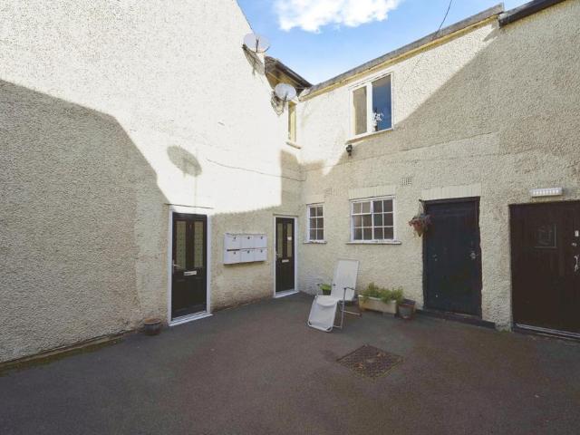 3 bedroom flat for sale