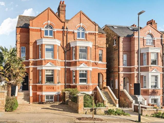 3 bedroom flat for sale