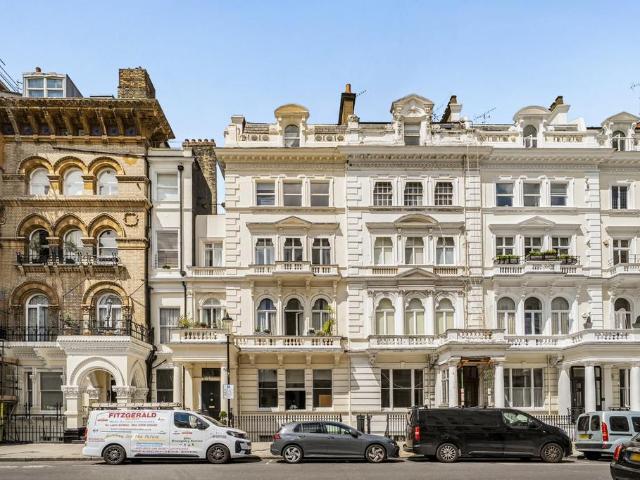 3 bedroom flat for sale