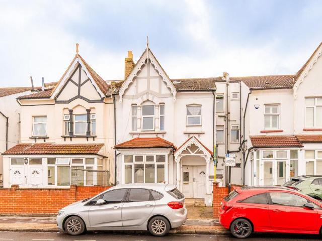 3 bedroom flat for sale