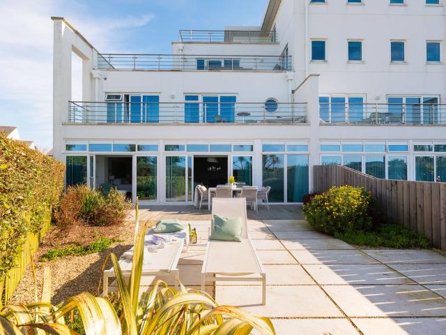 3 bedroom flat for sale
