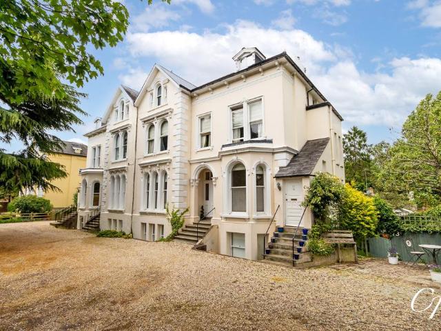 3 bedroom flat for sale