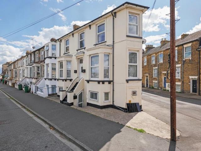 3 bedroom flat for sale
