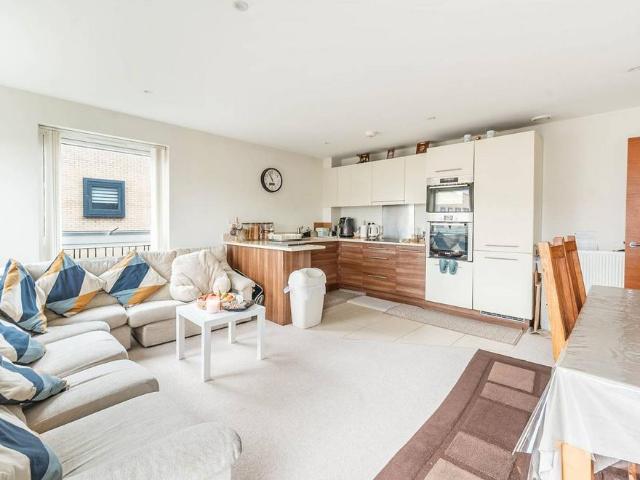 3 bedroom flat for sale