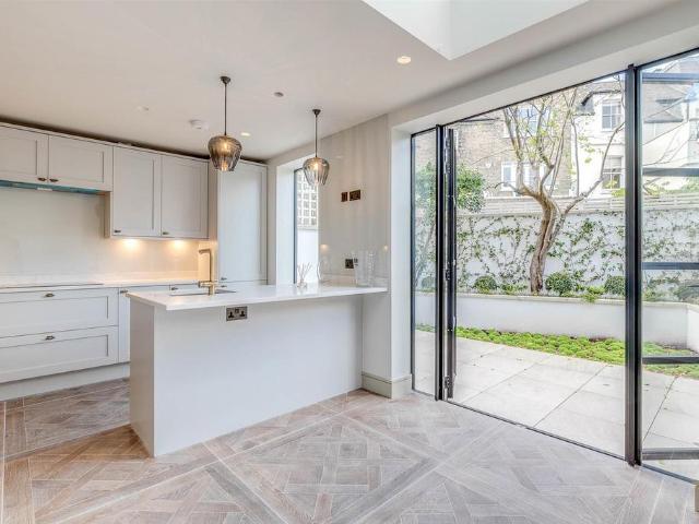 3 bedroom flat for sale