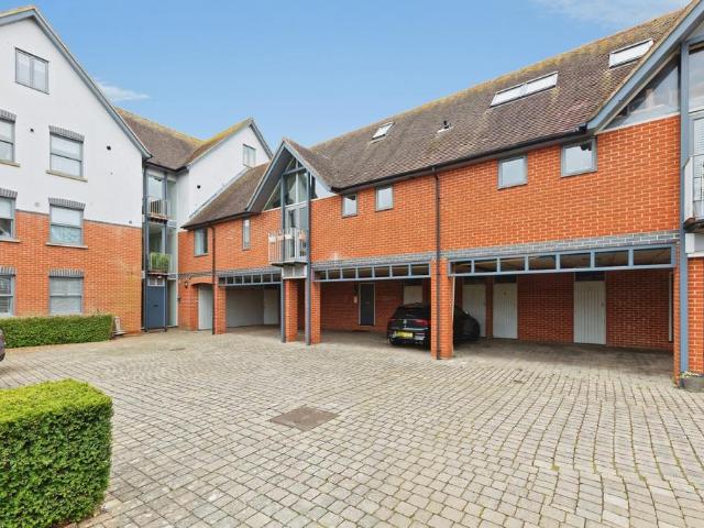 3 bedroom flat for sale