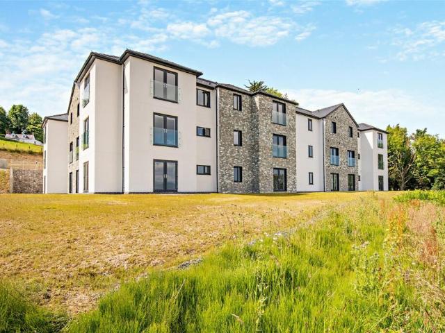 3 bedroom flat for sale